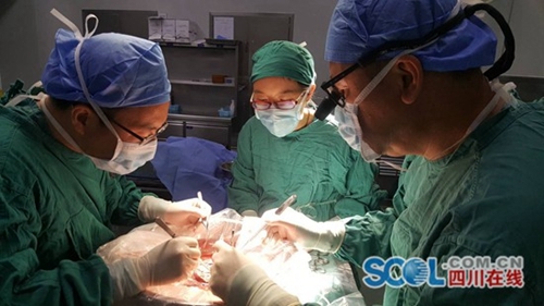自贡女子割肝救姐&nbsp;姐醒来就问：妹妹痛不痛？(图2)