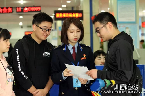 纳服标兵：江阳区税务局许航航(图1)