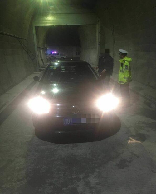 男子高速隧道穿越掉头 驾驶证一次性被记12分(图1) 男子高速隧道穿越掉头 驾驶证一次性被记12分(图1)