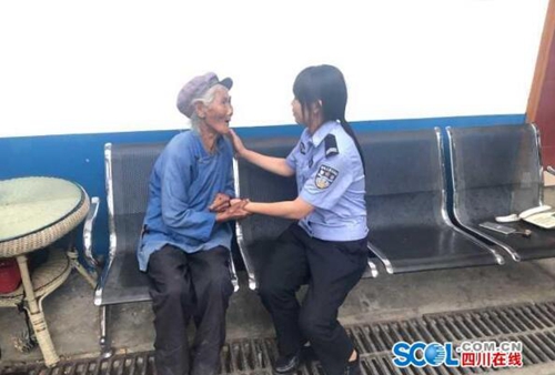 与家人失联10余小时&nbsp;&nbsp;&nbsp;民警帮老人找到回家路(图1)