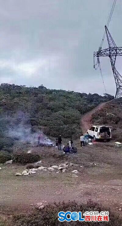 成都游客自驾凉山违规野炊 被拘10日罚500元(图1) 成都游客自驾凉山违规野炊 被拘10日罚500元(图1)