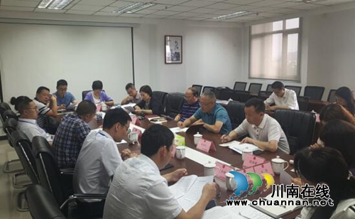 宜宾江安县行政审批和非公经济发展局赴崇州市考察学习相对集中行政审批制度改革工作(图1)