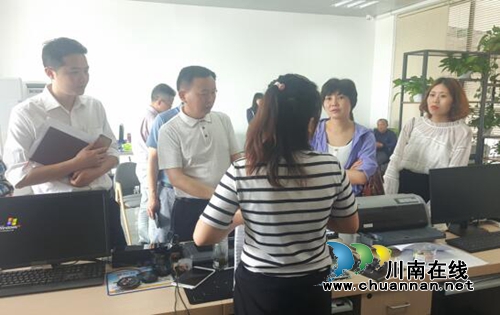 宜宾江安县行政审批和非公经济发展局赴崇州市考察学习相对集中行政审批制度改革工作(图2)