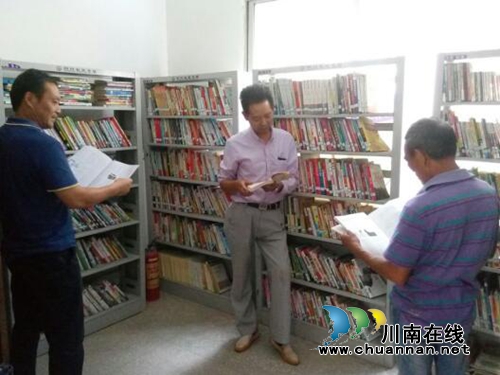 宜宾汪家镇：农村书屋带给群众不一样的“五一”节(图1)