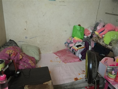 泸州女孩“偷拿”童书 背后故事伤心又感人(图2) 泸州女孩“偷拿”童书 背后故事伤心又感人(图2)