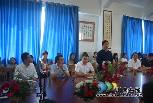 合江籍爱心人士回乡看望慰问贫困生(图2)