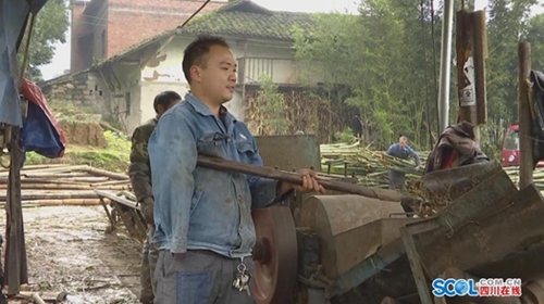 “变废为宝”&nbsp;合江90后独臂男孩用竹子脱贫(图1)