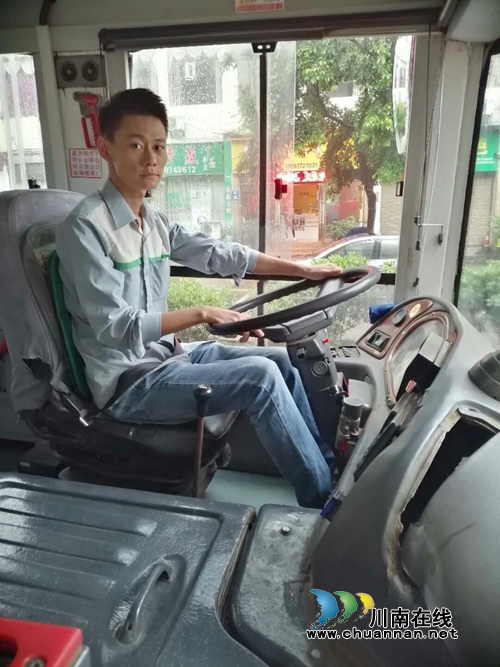 女学生晕倒 泸州90后公交司机紧急背人送医(图2) 女学生晕倒 泸州90后公交司机紧急背人送医(图2)