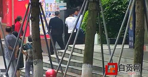 帅气!自贡民警带伤单手制服逃犯(图1) 帅气!自贡民警带伤单手制服逃犯(图1)