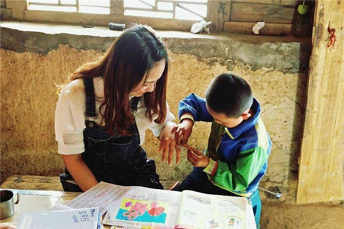 泸州90后“童伴妈妈”获评全国优秀共青团员(图2) 泸州90后“童伴妈妈”获评全国优秀共青团员(图2)