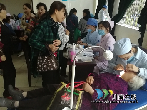 西南医科大学附属口腔医院为市老年大学学员开展义诊(图3) 西南医科大学附属口腔医院为市老年大学学员开展义诊(图3)