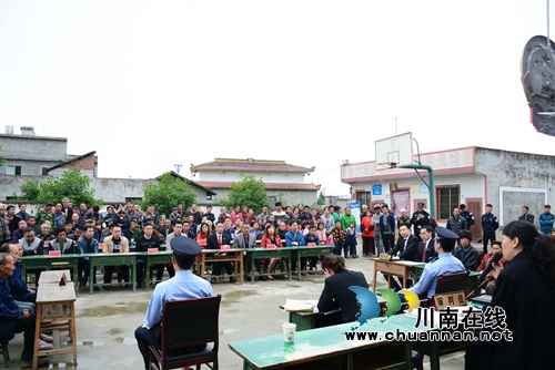 古蔺:九旬老人告三儿子 法官巡回审理续亲情(图5) 古蔺:九旬老人告三儿子 法官巡回审理续亲情(图5)