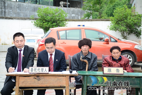 古蔺:九旬老人告三儿子 法官巡回审理续亲情(图6) 古蔺:九旬老人告三儿子 法官巡回审理续亲情(图6)