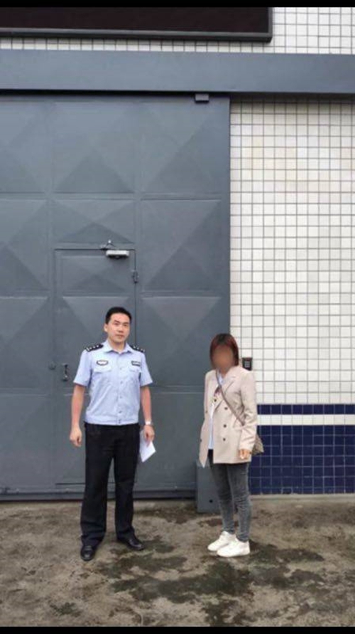 朋友酒驾被查&nbsp;内江女子发辱警视频被行拘5日(图3)