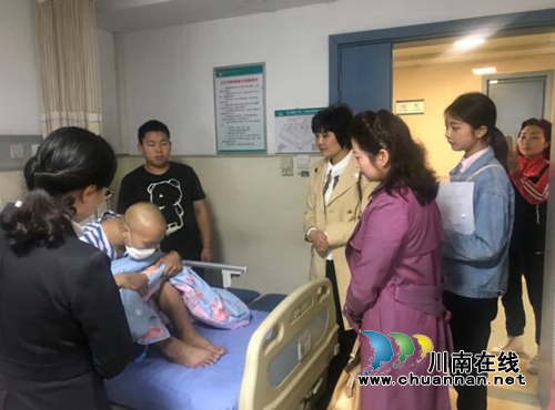 范淑芳代表宜宾市政务服务和公共资源交易系统干部职工看望慰问黄胜均(图1)