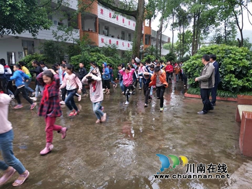 叙永县向林镇中心校防震减灾“以演练促提升”(图2)