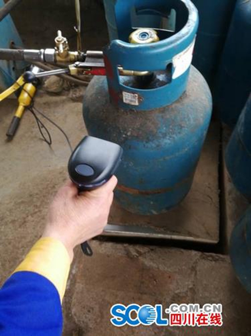 泸州首批石油液化气瓶有了“身份证”(图1) 泸州首批石油液化气瓶有了“身份证”(图1)
