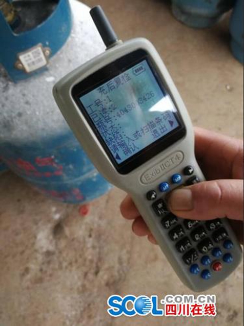 泸州首批石油液化气瓶有了“身份证”(图2) 泸州首批石油液化气瓶有了“身份证”(图2)