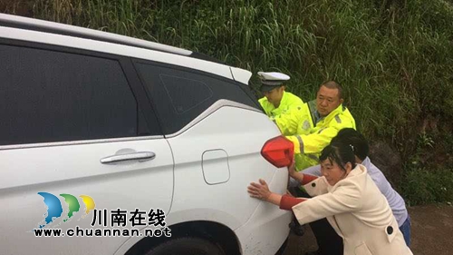 雨天路滑人心暖&nbsp;宜宾叙州区交警齐心推车保畅通(图1)