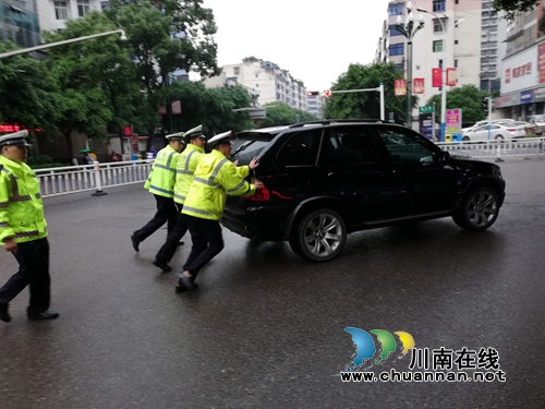 雨天路滑人心暖&nbsp;宜宾叙州区交警齐心推车保畅通(图2)