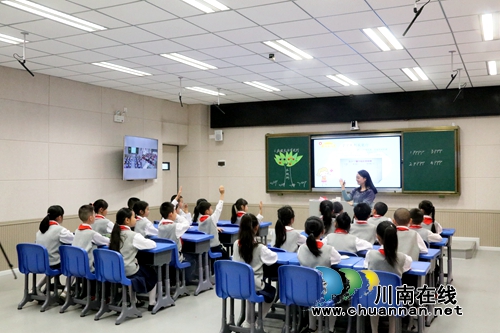 龙马潭区:同步互动课堂架起千里连心桥(图2) 龙马潭区:同步互动课堂架起千里连心桥(图2)