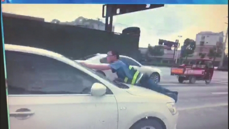 内江：黑车拒查&nbsp;将执法人员顶上引擎盖狂奔(图1)