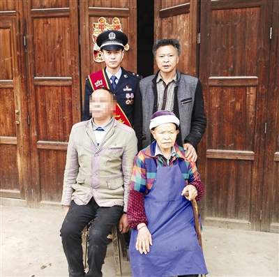 宜宾：弟弟双目失明&nbsp;兄嫂不离不弃照顾25年(图1)