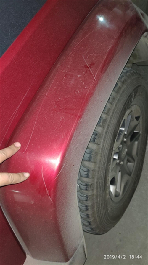 爱车屡受损 成都男用50万车做诱饵拍到划车者(图2) 爱车屡受损 成都男用50万车做诱饵拍到划车者(图2)