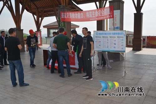 江阳区张坝街道开展“提高灾害防治能力、构筑生命安全防线”宣传活动(图2)
