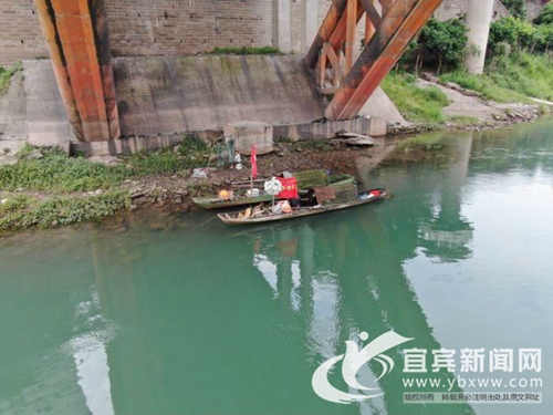 宜宾:游泳爱好者水中遇险 市民驾渔船相救(图2) 宜宾:游泳爱好者水中遇险 市民驾渔船相救(图2)