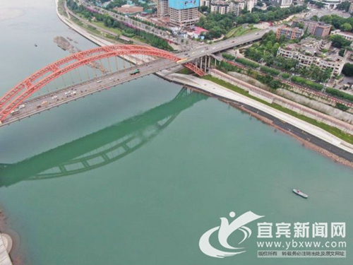 宜宾:游泳爱好者水中遇险 市民驾渔船相救(图3) 宜宾:游泳爱好者水中遇险 市民驾渔船相救(图3)