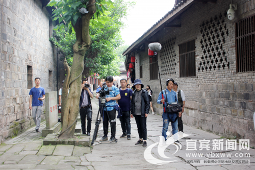 寻访历史&nbsp;纪录片《长江之恋》到李庄古镇取景(图2)