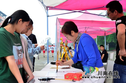 泸县建校举行2019年职业教育活动周现场展示活动(图3)