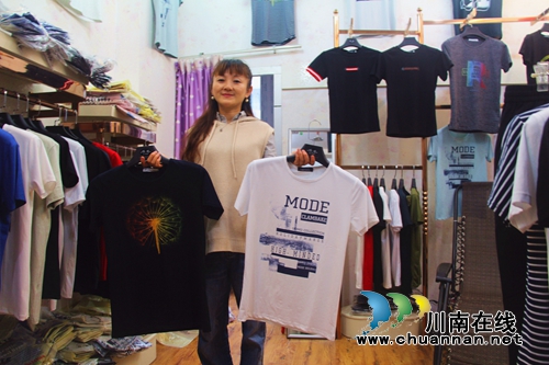 泸州服装店女老板&nbsp;多卖衣服只为助残扶残(图1)