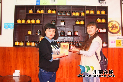 泸州服装店女老板&nbsp;多卖衣服只为助残扶残(图2)