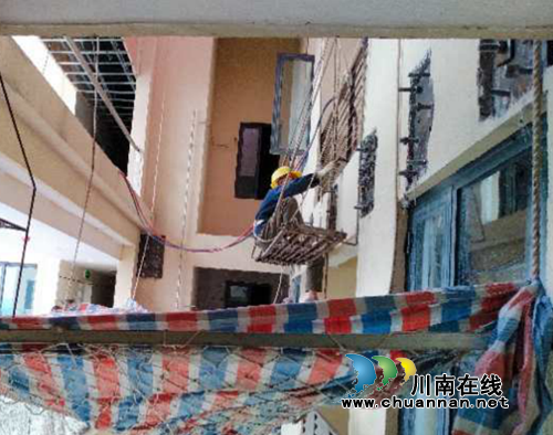 楼顶非法外！龙马潭宇华豪庭一楼顶违建拆除(图1)