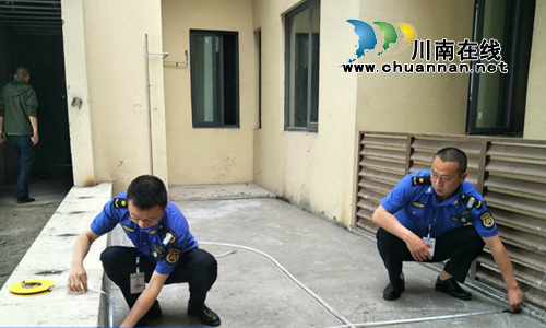 楼顶非法外！龙马潭宇华豪庭一楼顶违建拆除(图2)