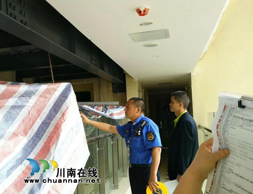 楼顶非法外！龙马潭宇华豪庭一楼顶违建拆除(图3)