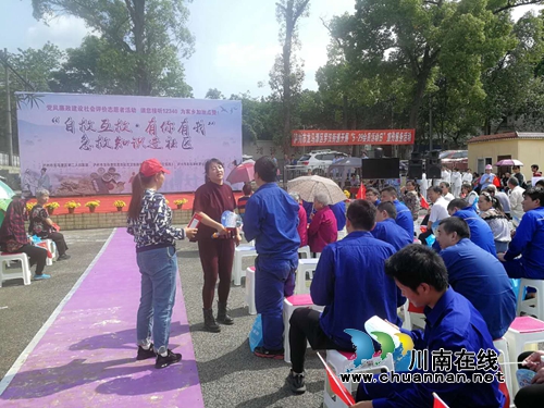 龙马潭区罗汉街道开展“凝心行动”——“自救互救、有你有我”急救知识进社区暨党风廉政建设社会评价“请您接听12340为家乡加油点赞”宣传活动(图1) 龙马潭区罗汉街道开展“凝心行动”——“自救互救、有你有我”急救知识进社区暨党风廉政建设社会评价“请您接听12340为家乡加油点赞”宣传活动(图1)