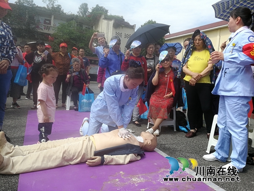 龙马潭区罗汉街道开展“凝心行动”——“自救互救、有你有我”急救知识进社区暨党风廉政建设社会评价“请您接听12340为家乡加油点赞”宣传活动(图3) 龙马潭区罗汉街道开展“凝心行动”——“自救互救、有你有我”急救知识进社区暨党风廉政建设社会评价“请您接听12340为家乡加油点赞”宣传活动(图3)