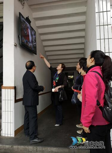 江阳区北城街道人大代表走进大北街小学视察校园食品安全工作(图1)