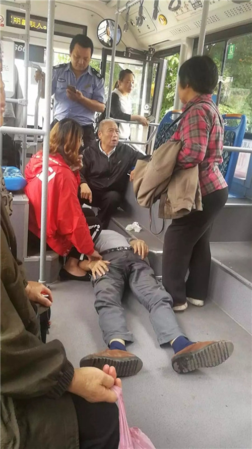 公交车上老人发病晕倒&nbsp;自贡一孕妇跪地施救(图1)