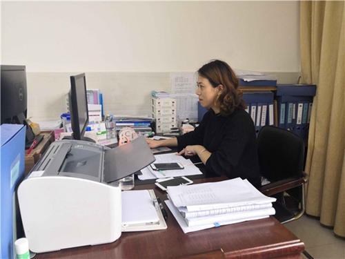 公交车上老人发病晕倒&nbsp;自贡一孕妇跪地施救(图2)