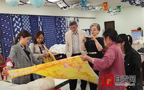 自贡扎染太亮眼&nbsp;美国教授直呼惊艳(图1)