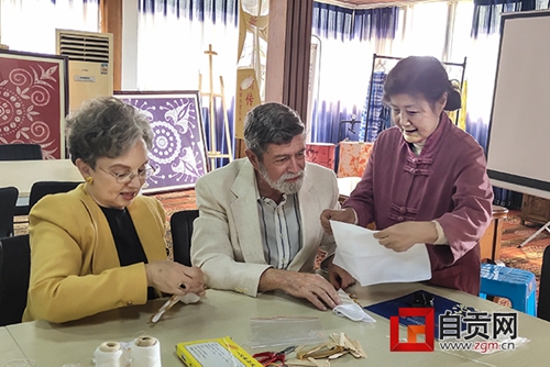 自贡扎染太亮眼&nbsp;美国教授直呼惊艳(图2)