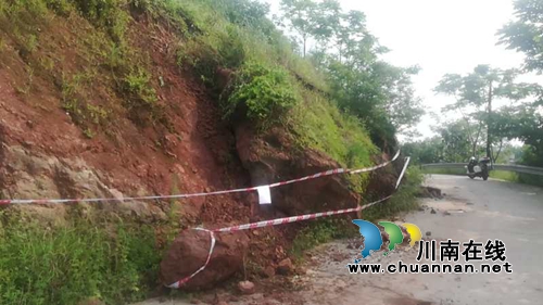 泸县太伏突发山体滑坡 镇村协力清理碎石保通畅(图2) 泸县太伏突发山体滑坡 镇村协力清理碎石保通畅(图2)