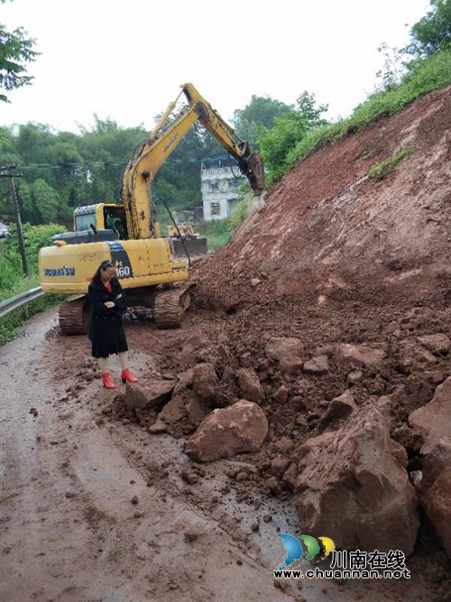 泸县太伏突发山体滑坡 镇村协力清理碎石保通畅(图1) 泸县太伏突发山体滑坡 镇村协力清理碎石保通畅(图1)