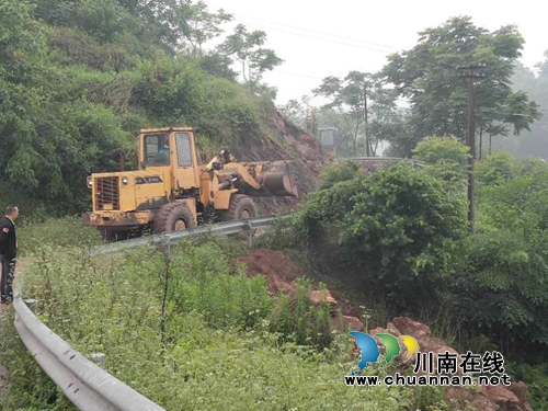 泸县太伏突发山体滑坡 镇村协力清理碎石保通畅(图6) 泸县太伏突发山体滑坡 镇村协力清理碎石保通畅(图6)