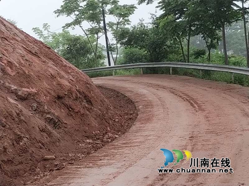 泸县太伏突发山体滑坡 镇村协力清理碎石保通畅(图3) 泸县太伏突发山体滑坡 镇村协力清理碎石保通畅(图3)