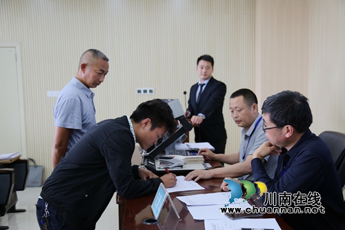 全市首宗农村土地经营流转上市交易在泸县竞价(图1)